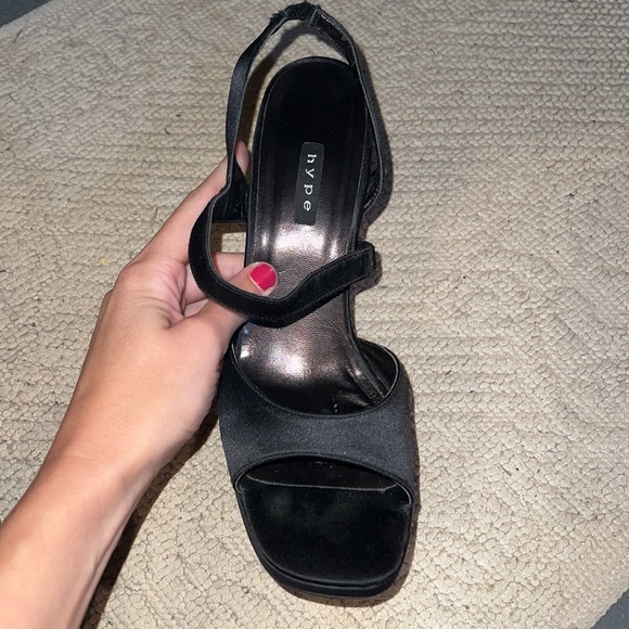 Beautiful satin hype shoes - Picture 7 of 8